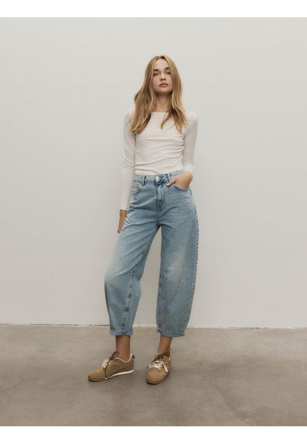 Reserved - Jeansy balloon z efektem sprania - niebieski. Kolor: niebieski