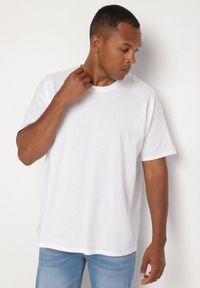Born2be - Biała Koszulka T-shirt z Bawełny Fodarella. Okazja: na co dzień. Kolor: biały. Materiał: bawełna. Wzór: aplikacja. Styl: klasyczny, casual, elegancki