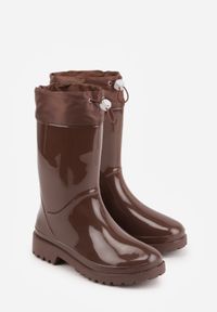 Born2be - Brązowe Lakierowane Kalosze ze Ściąganą Cholewką Fevaselle. Okazja: na spacer, na co dzień. Kolor: brązowy. Materiał: lakier. Szerokość cholewki: normalna. Styl: casual, klasyczny #7