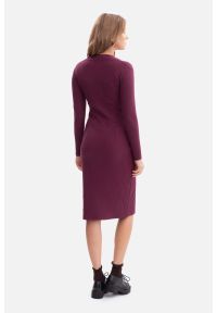 BeWear - Bawełniana sukienka dzianinowa ołówkowa z dekoltem V fiolet. Materiał: dzianina, bawełna. Sezon: zima, jesień. Typ sukienki: ołówkowe #3