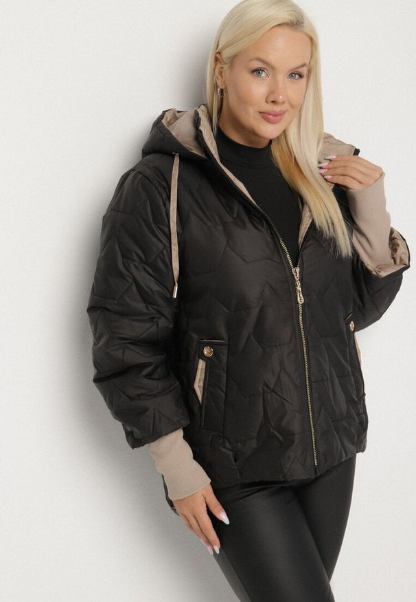 Born2be - Czarna Pikowana Kurtka z Kapturem i Przedłużonym Tyłem Tulunia. Okazja: na spacer. Typ kołnierza: kaptur. Kolekcja: plus size. Kolor: czarny. Materiał: jeans. Wzór: aplikacja. Styl: elegancki