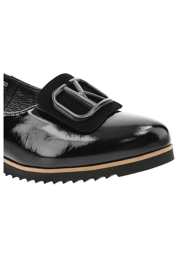 Czarne Półbuty Karino Eleganckie Buty Damskie. Okazja: na co dzień, do pracy, na randkę. Zapięcie: bez zapięcia. Kolor: czarny. Materiał: lakier, skóra. Szerokość cholewki: normalna. Obcas: na obcasie. Styl: elegancki. Wysokość obcasa: średni
