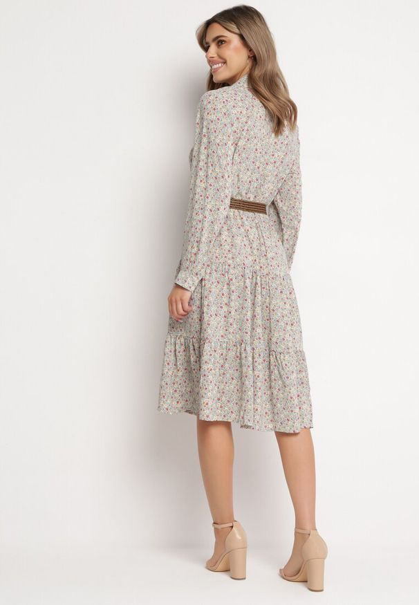 Born2be - Jasnoniebieska Sukienka Ampissa. Typ kołnierza: kołnierz z falbankami. Kolor: niebieski. Wzór: kwiaty, nadruk, aplikacja. Styl: klasyczny. Długość: midi