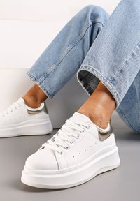 Renee - Biało-Złote Sznurowane Sneakersy z Imitacji Skóry na Platformie Filamena. Kolor: biały. Materiał: skóra. Obcas: na platformie