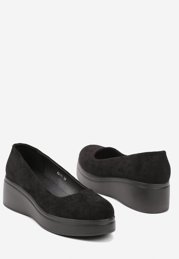 Born2be - Czarne Czółenka z Ekozamszu na Grubej Podeszwie i Koturnie Thalarra. Okazja: na co dzień. Kolor: czarny. Obcas: na koturnie. Styl: elegancki, casual. Wysokość obcasa: średni