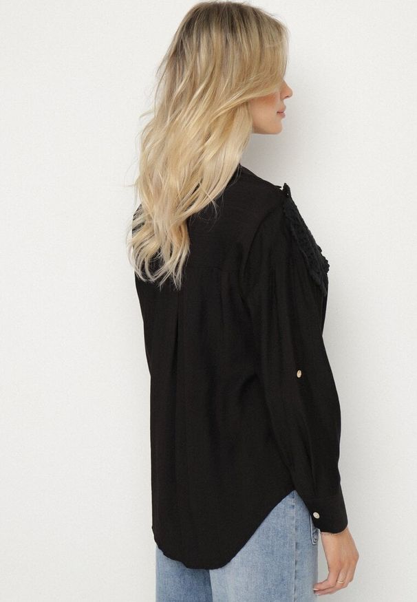 Born2be - Czarna Wiskozowa Koszula Oversize z Lnem Zdobiona Kwiatową Aplikacją Finreis. Okazja: na co dzień. Typ kołnierza: dekolt w kształcie V, kołnierzyk klasyczny. Kolor: czarny. Materiał: wiskoza, len. Długość rękawa: długi rękaw. Długość: długie. Wzór: aplikacja, kwiaty. Styl: casual, elegancki, klasyczny