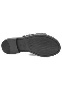 Czarne Klapki Filippo Modne Obuwie Damskie. Okazja: na co dzień. Kolor: czarny. Materiał: materiał. Wzór: aplikacja. Obcas: na płaskiej podeszwie. Styl: elegancki, casual #3