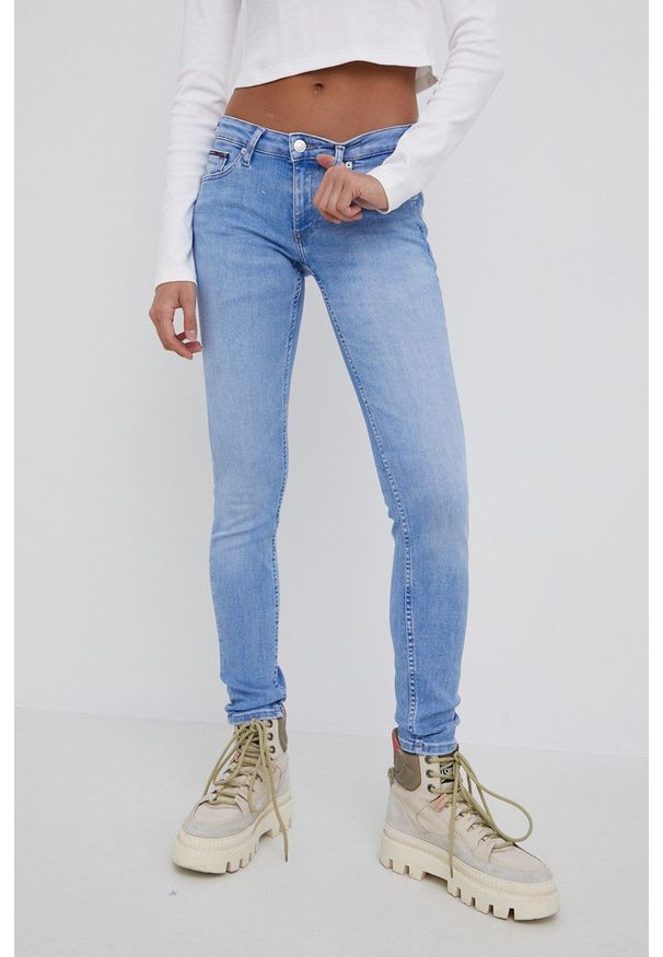 Tommy Jeans jeansy SOPHIE CE111 damskie high waist. Stan: podwyższony. Kolor: niebieski