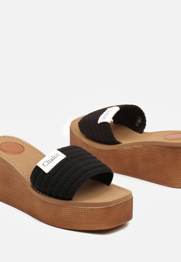 Born2be - Czarne Klapki na Koturnie z Plecionym Paskiem Valevelia. Okazja: na co dzień. Nosek buta: otwarty. Kolor: czarny. Materiał: zamsz, jeans. Sezon: lato. Obcas: na koturnie. Styl: elegancki, casual, boho