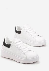 Born2be - Biało-Czarne Sznurowane Sneakersy o Klasycznym Fasonie na Grubej Podeszwie Cataria. Kolor: biały. Obcas: na płaskiej podeszwie