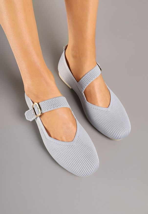 Born2be - Szare Balerinki z Ozdobnym Paskiem Tellenna. Okazja: na co dzień, na spotkanie biznesowe, do pracy. Zapięcie: pasek. Kolor: szary. Styl: biznesowy, elegancki, casual