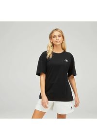 Koszulka New Balance UT21503BK – czarna. Kolor: czarny. Materiał: dzianina, dresówka, materiał, bawełna. Długość: długie. Wzór: napisy, haft #1