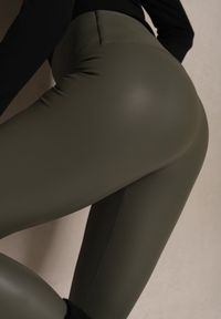 Renee - Ciemnozielone Legginsy z Imitacji Skóry High Waist z Polarem Selabra. Okazja: na co dzień. Stan: podwyższony. Kolor: zielony. Materiał: polar, skóra. Styl: casual