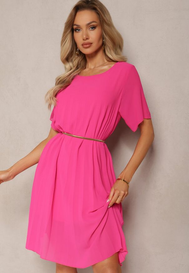 Renee - Fuksjowa Plisowana Sukienka o Rozkloszowanym Kroju Orxiala. Kolor: różowy. Styl: elegancki
