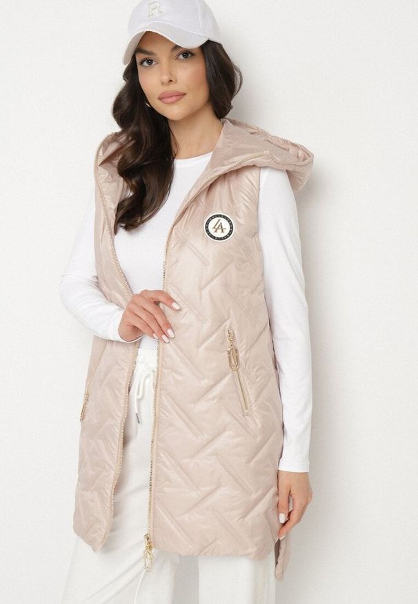 Born2be - Różowa Pikowana Kamizelka z Kapturem i Ozdobną Naszywką Liselilia. Okazja: na co dzień. Typ kołnierza: kaptur. Kolor: różowy. Materiał: jeans. Wzór: aplikacja. Styl: casual, elegancki, sportowy