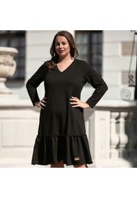 Moda Size Plus Iwanek - Czarna dresowa sukienka Alicja z falbanką XXL OVERSIZE WIOSNA. Typ kołnierza: dekolt w kształcie V. Kolor: czarny. Materiał: dresówka. Sezon: wiosna. Typ sukienki: oversize