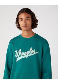 Wrangler - WRANGLER CREW NECK MĘSKA BLUZA BEZ KAPTURA LOGO CIEPŁA BAYBERRY GREEN W6H0I3G26. Typ kołnierza: bez kaptura