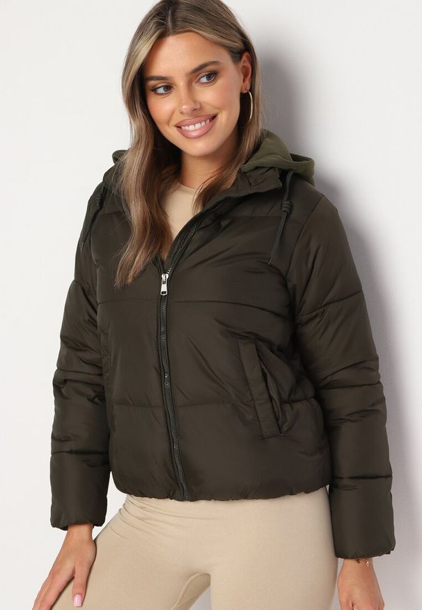 Born2be - Ciemnozielona Pikowana Kurtka z Kapturem Mivuna. Okazja: na co dzień. Typ kołnierza: kaptur. Kolor: zielony. Materiał: jeans. Długość: krótkie. Styl: casual