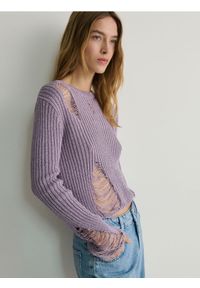 Reserved - Metalizowany sweter z rozdarciami - lawendowy. Kolor: fioletowy. Materiał: dzianina, bawełna