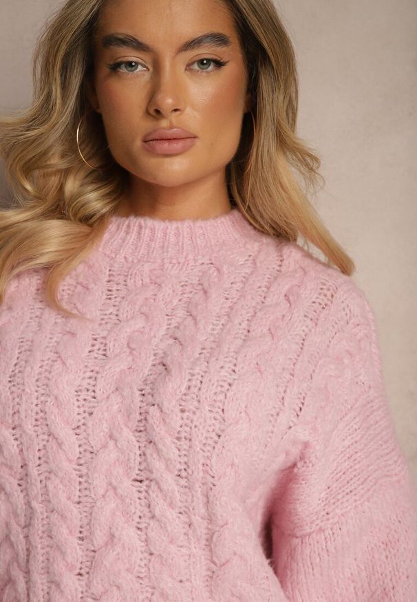 Renee - Różowy Sweter z Wełną o Eleganckim Warkoczowym Splotem Makkaria. Okazja: na spacer, na co dzień. Kolor: różowy. Materiał: wełna. Długość rękawa: długi rękaw. Długość: długie. Wzór: ze splotem. Sezon: jesień. Styl: elegancki