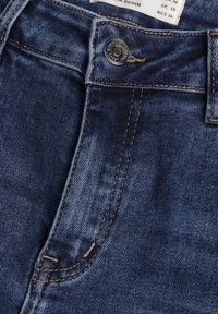 Born2be - Granatowe Jeansy Mom Fit z Elastycznego Materiału z Bawełną Tinamarie. Okazja: na co dzień. Kolor: niebieski. Styl: casual #2