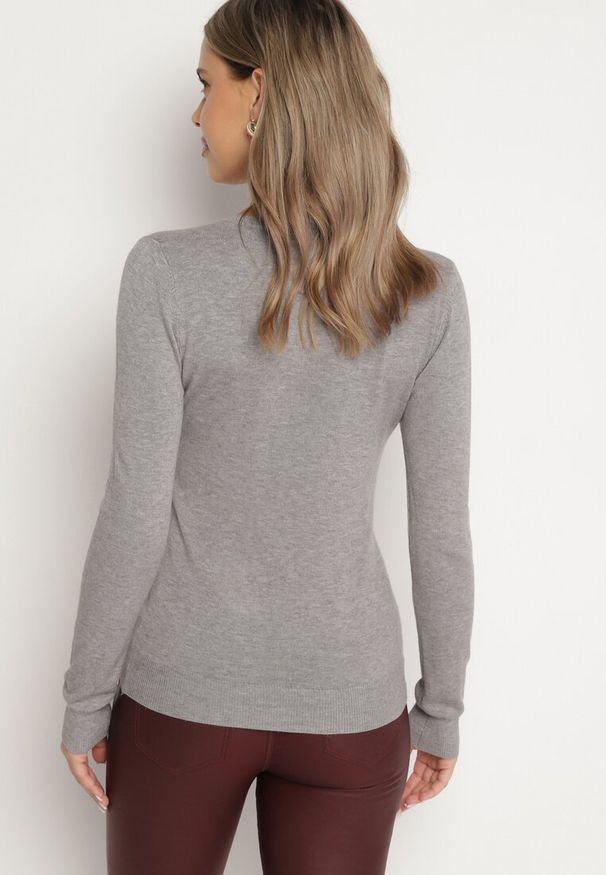 Born2be - Szary Sweter z Dekoltem V z Domieszką Wełny i Kaszmiru Vaiola. Okazja: na co dzień. Typ kołnierza: dekolt w kształcie V. Kolor: szary. Materiał: wełna, kaszmir. Długość rękawa: długi rękaw. Długość: długie. Styl: casual, elegancki, klasyczny