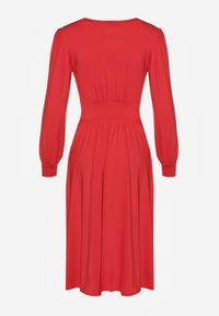 Renee - Czerwona Sukienka z Wiskozą o Rozkloszowanym Kroju z Kopertową Górą Seliane. Okazja: na randkę. Typ kołnierza: dekolt w serek. Kolor: czerwony. Materiał: wiskoza. Długość rękawa: długi rękaw. Typ sukienki: kopertowe #2