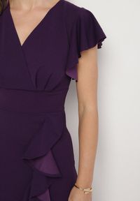 Born2be - Fioletowa Dopasowana Sukienka z Kopertowym Dekoltem i Falbankami Leolani. Okazja: na co dzień. Typ kołnierza: kołnierz z falbankami. Kolor: fioletowy. Materiał: tkanina, jeans. Sezon: lato. Typ sukienki: kopertowe. Styl: casual, klasyczny #7