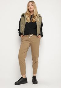 Born2be - Ciemnobeżowe Spodnie z Bawełny z Powiniętymi Nogawkami i Sznurkiem Savarile. Okazja: na co dzień. Kolor: beżowy. Materiał: bawełna. Styl: casual