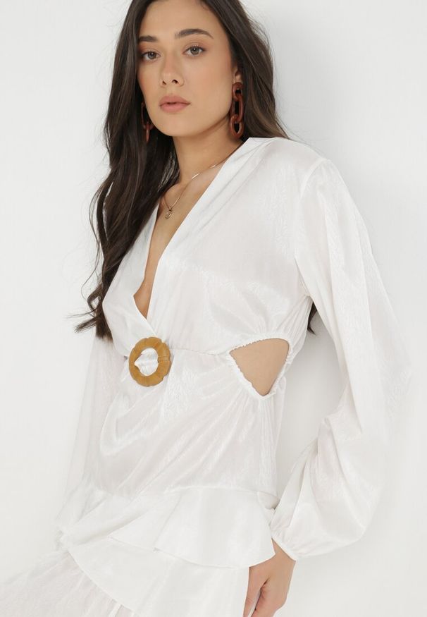 Born2be - Biała Sukienka Damotis. Kolor: biały. Materiał: tkanina. Długość rękawa: długi rękaw. Wzór: gładki, jednolity. Typ sukienki: kopertowe. Długość: mini