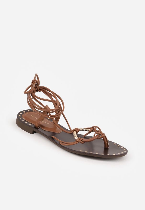 Renee - Brązowe Sandały Japonki w Stylu Rzymianek z Metaliczną Aplikacją Nemorlyn. Okazja: na co dzień. Zapięcie: pasek. Kolor: brązowy. Materiał: len. Wzór: aplikacja. Sezon: lato. Obcas: na płaskiej podeszwie. Styl: boho, wakacyjny, casual