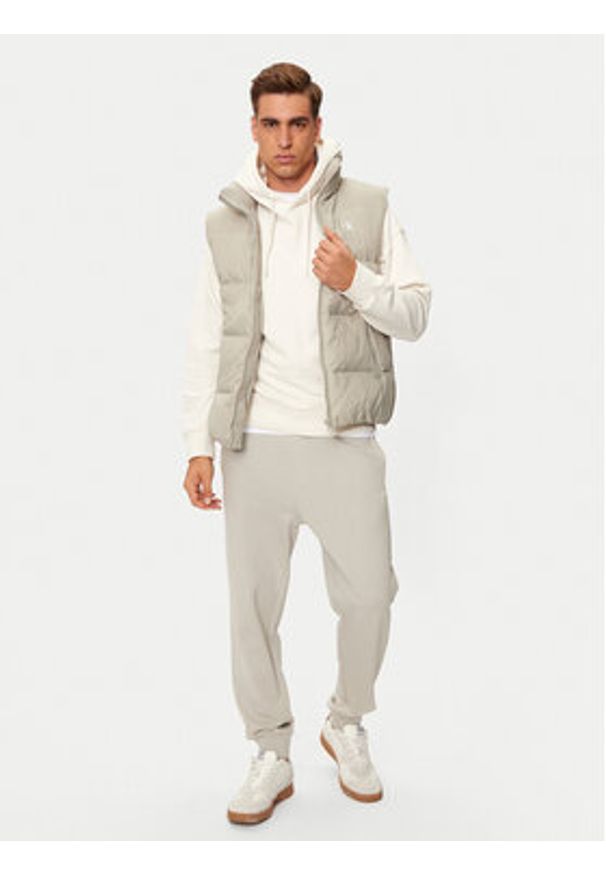 Calvin Klein Jeans Bezrękawnik Essentials J30J325901 Beżowy Regular Fit. Kolor: beżowy. Materiał: syntetyk. Długość rękawa: bez rękawów