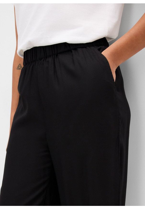 bonprix - Spodnie z wiskozy z wygodnym paskiem. Kolor: czarny. Materiał: wiskoza. Wzór: paski