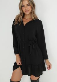 Born2be - Czarna Sukienka Koszulowa z Falbanką i Wiązanym Paskiem Fian. Kolor: czarny. Materiał: materiał. Długość rękawa: długi rękaw. Typ sukienki: koszulowe. Styl: klasyczny. Długość: mini #3