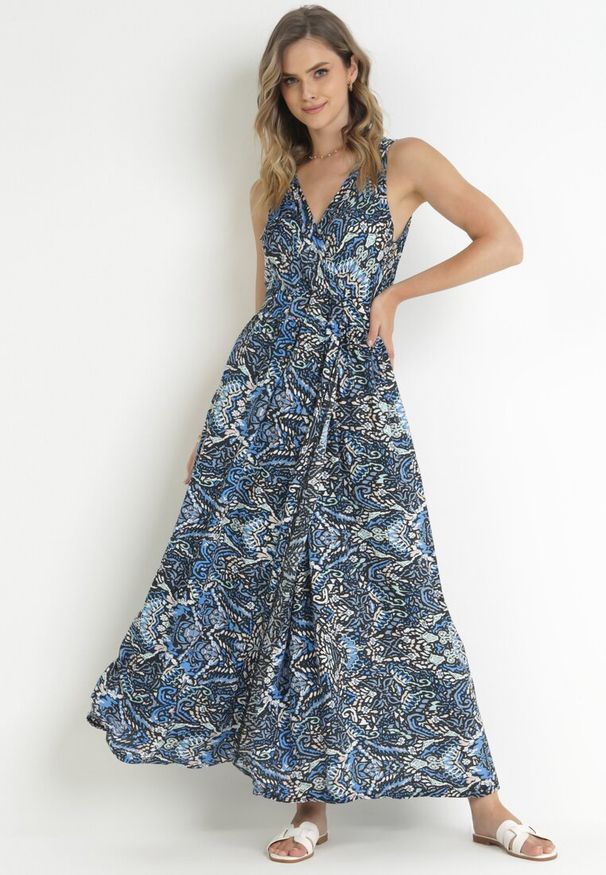 Born2be - Granatowo-Czarna Sukienka Maxi o Kopertowym Kroju z Wiązaniem z Wiskozy Wilna. Kolor: niebieski. Materiał: wiskoza. Typ sukienki: kopertowe. Długość: maxi