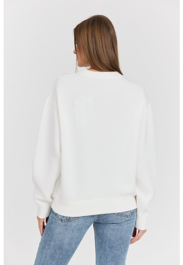 Guess - GUESS Biała damska bluza z cyrkoniami Cecilia. Okazja: na co dzień. Kolor: biały. Materiał: poliamid, wiskoza, elastan. Wzór: napisy. Styl: elegancki, casual