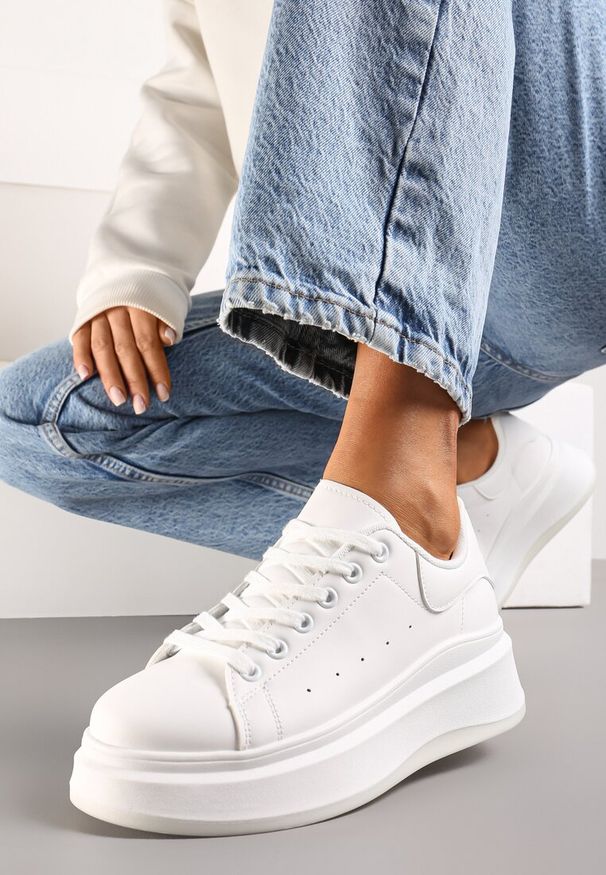 Renee - Białe Sznurowane Sneakersy z Imitacji Skóry na Platformie Filamena. Kolor: biały. Materiał: skóra. Obcas: na platformie