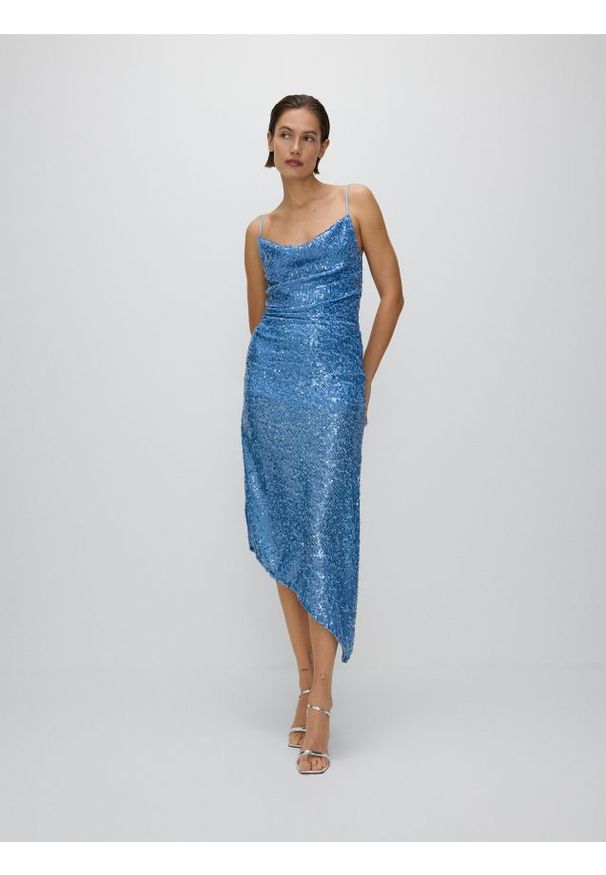 Reserved - Asymetryczna sukienka z cekinami - jasnoniebieski. Kolor: niebieski. Typ sukienki: asymetryczne. Długość: midi