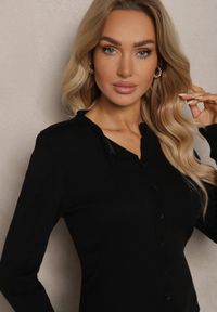 Renee - Czarny Rozpinany Kardigan Ozdobiony Ściągaczem Omelle. Typ kołnierza: dekolt w serek. Kolor: czarny. Materiał: jeans. Wzór: aplikacja. Styl: elegancki