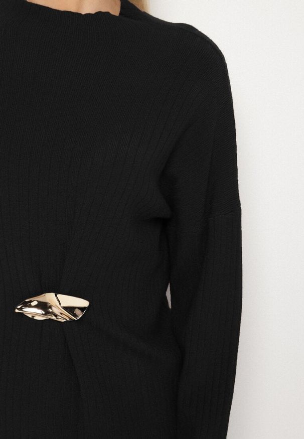 Born2be - Czarna Sweterkowa Sukienka z Wiskozą i Broszką Tinarrea. Okazja: do pracy, na spacer. Kolor: czarny. Materiał: wiskoza. Wzór: aplikacja. Typ sukienki: sportowe. Styl: klasyczny, sportowy