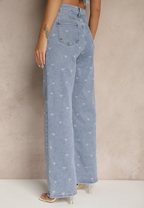 Renee - Niebieskie Jeansy High Waist z Szeroką Nogawką i Nadrukiem w Kokardki Folirela. Okazja: na co dzień. Stan: podwyższony. Kolor: niebieski. Wzór: nadruk. Styl: klasyczny, casual