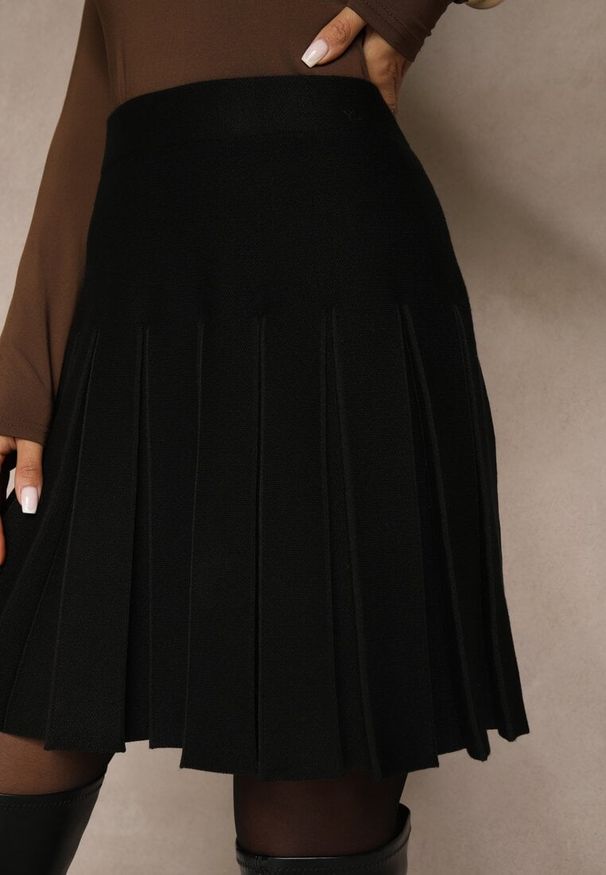 Renee - Czarna Spódnica High Waist z Wiskozą Zdobiona Plisami Coroxera. Stan: podwyższony. Kolor: czarny. Materiał: wiskoza. Wzór: aplikacja. Styl: elegancki