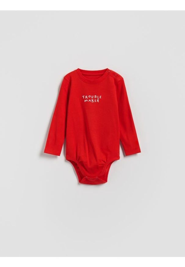 Reserved - Bawełniane body z haftem - czerwony. Kolor: czerwony. Materiał: bawełna. Wzór: haft