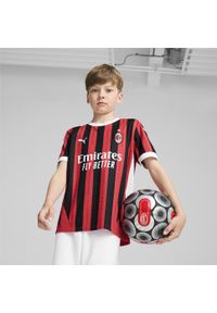 Puma - Młodzieżowa domowa koszulka AC Milan 24/25 PUMA For All Time Red Black. Kolor: czerwony, wielokolorowy, czarny. Sport: piłka nożna