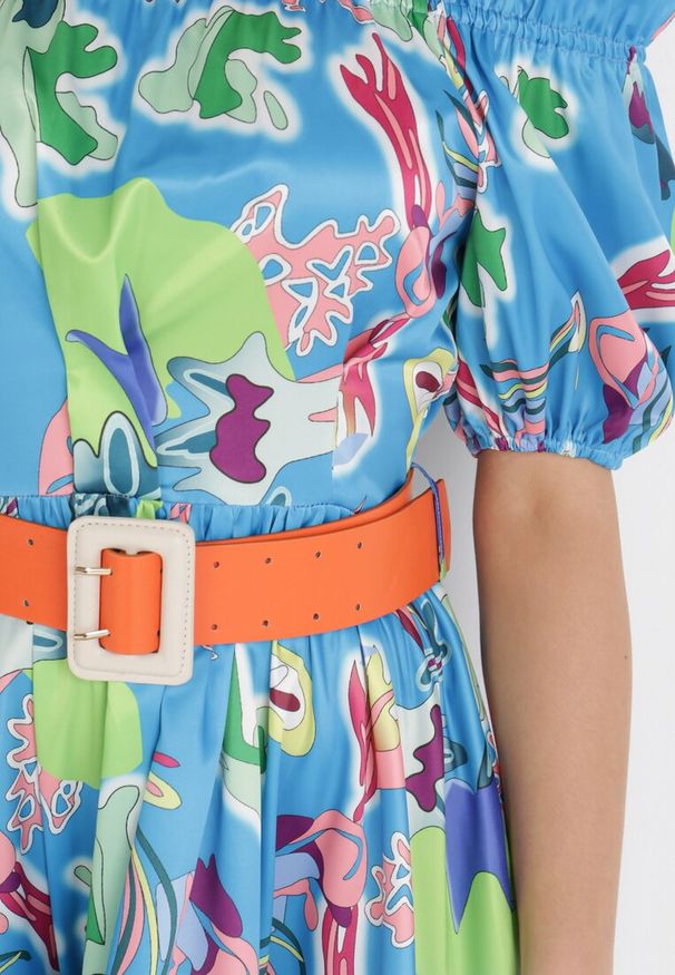 Born2be - Niebieska Sukienka Satynowa Theophanthe. Okazja: na ślub cywilny, na wesele. Typ kołnierza: dekolt hiszpanka. Kolor: niebieski. Materiał: satyna. Wzór: aplikacja, kolorowy. Długość: mini