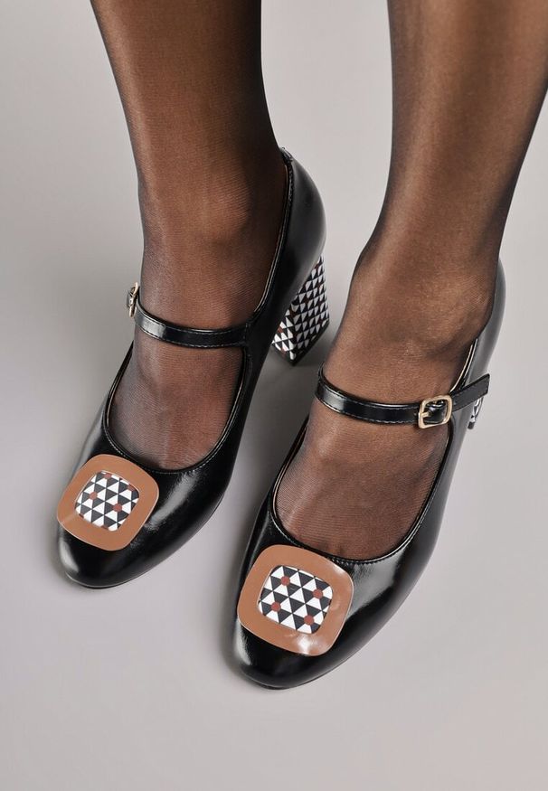 Born2be - Czarne Czółenka Vices w Stylu Retro ze Skórzaną Wkładką i Kolorową Aplikacją Vodvira. Okazja: na co dzień, do pracy, na spotkanie biznesowe. Kolor: czarny. Materiał: skóra. Wzór: kolorowy, aplikacja. Obcas: na słupku. Styl: retro