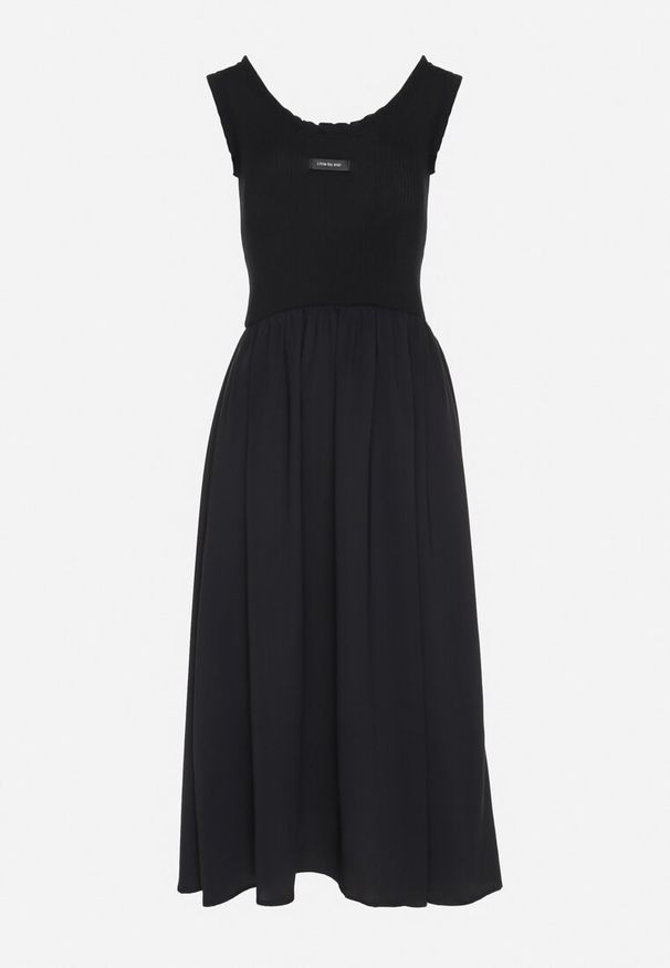 Born2be - Czarna Wiskozowa Sukienka o Rozkloszowanym Kroju z Ozdobną Naszywką Ronestra. Okazja: na co dzień. Kolor: czarny. Materiał: wiskoza. Wzór: aplikacja. Typ sukienki: proste. Styl: klasyczny, casual