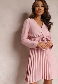 Renee - Ciemnoróżowa Sukienka Plisowana z Materiałowym Paskiem Jaresa. Okazja: na imprezę, na randkę. Kolor: różowy. Materiał: materiał. Styl: elegancki