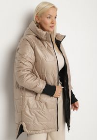 Born2be - Beżowa Przejściowa Kurtka z Pikowanymi Przeszyciami Fesinoa. Okazja: na co dzień, na spacer. Typ kołnierza: kaptur. Kolekcja: plus size. Kolor: beżowy. Materiał: jeans. Styl: casual #7