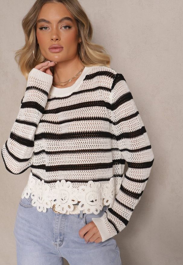 Renee - Biało-Czarny Krótki Sweter z Koronką i Ażurowym Wzorem Sovavia. Okazja: na co dzień. Kolor: biały. Materiał: koronka. Długość: krótkie. Wzór: ażurowy, koronka. Styl: casual, elegancki